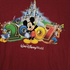 Walt Disney World  Year2007 Tshirt Mickey, goofy, Castle Size M Park Tags Maroon